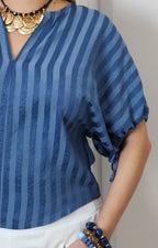 Blusa azul de rayas con mangas fruncidas