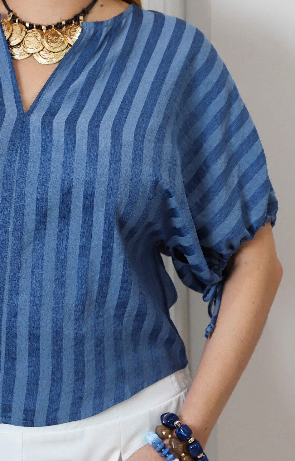 Blusa azul de rayas con mangas fruncidas