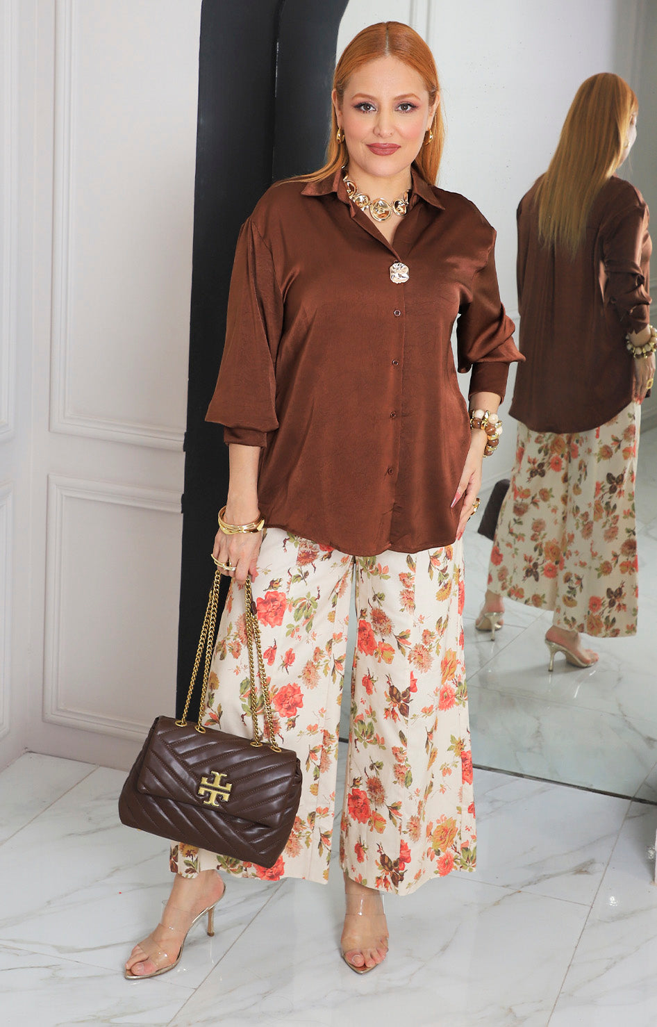 Blusa satinada con botón dorado