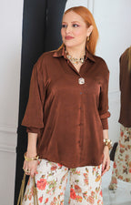 Blusa satinada con botón dorado