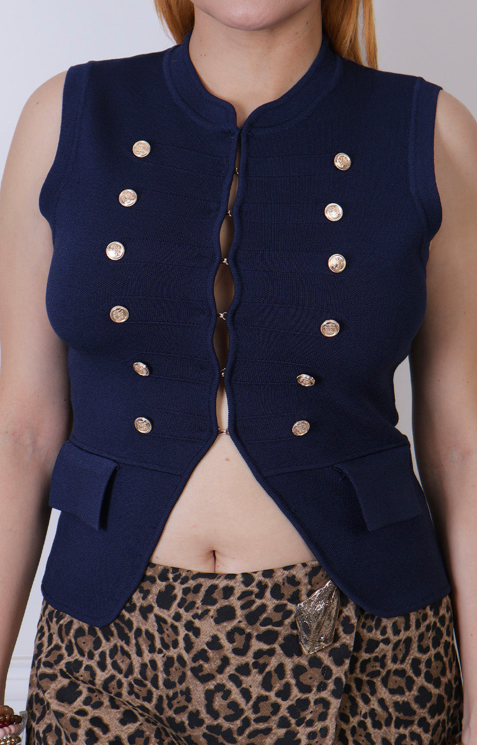 Chaleco estilo militar con botones dorados
