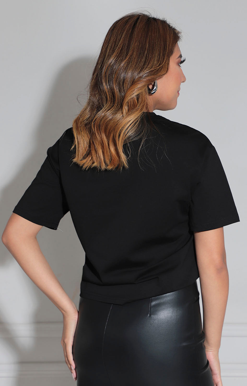 Blusa negra con pedrería