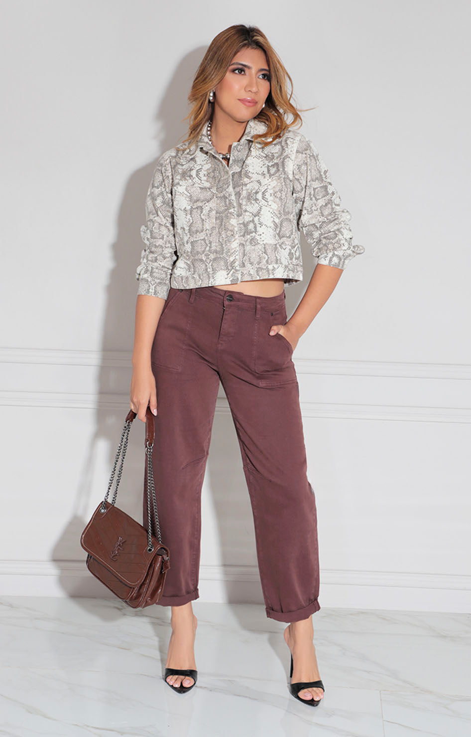 Chamarra beige estampada