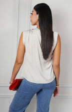 Blusa sin manga con drapeado y detalles dorados