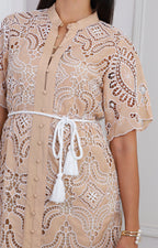 Vestido beige con bordado y lazo