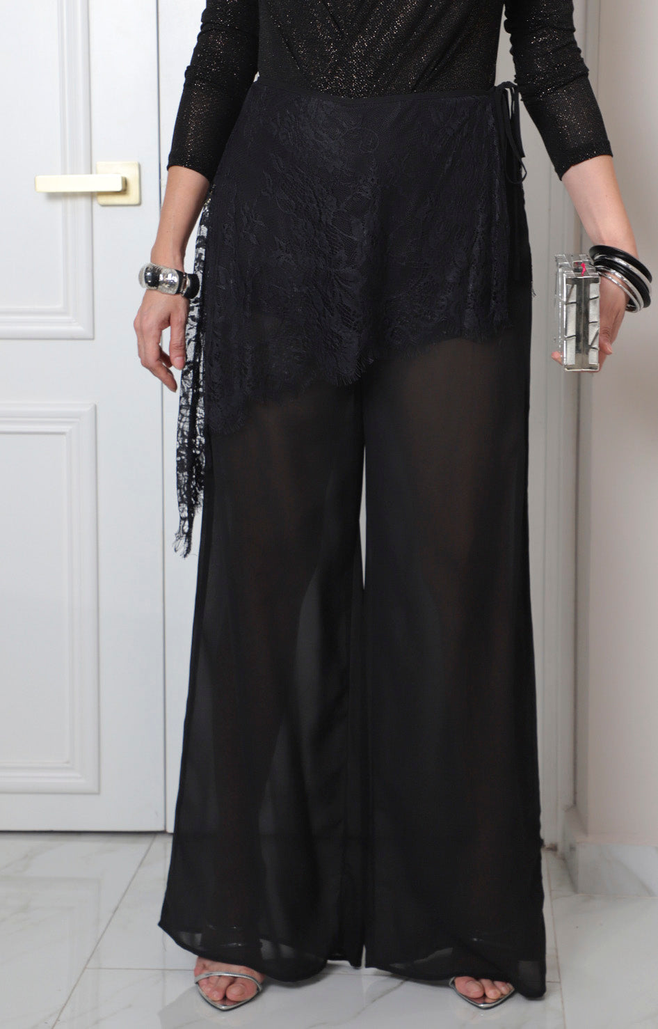 Pantalón negro de encaje con pierna ancha