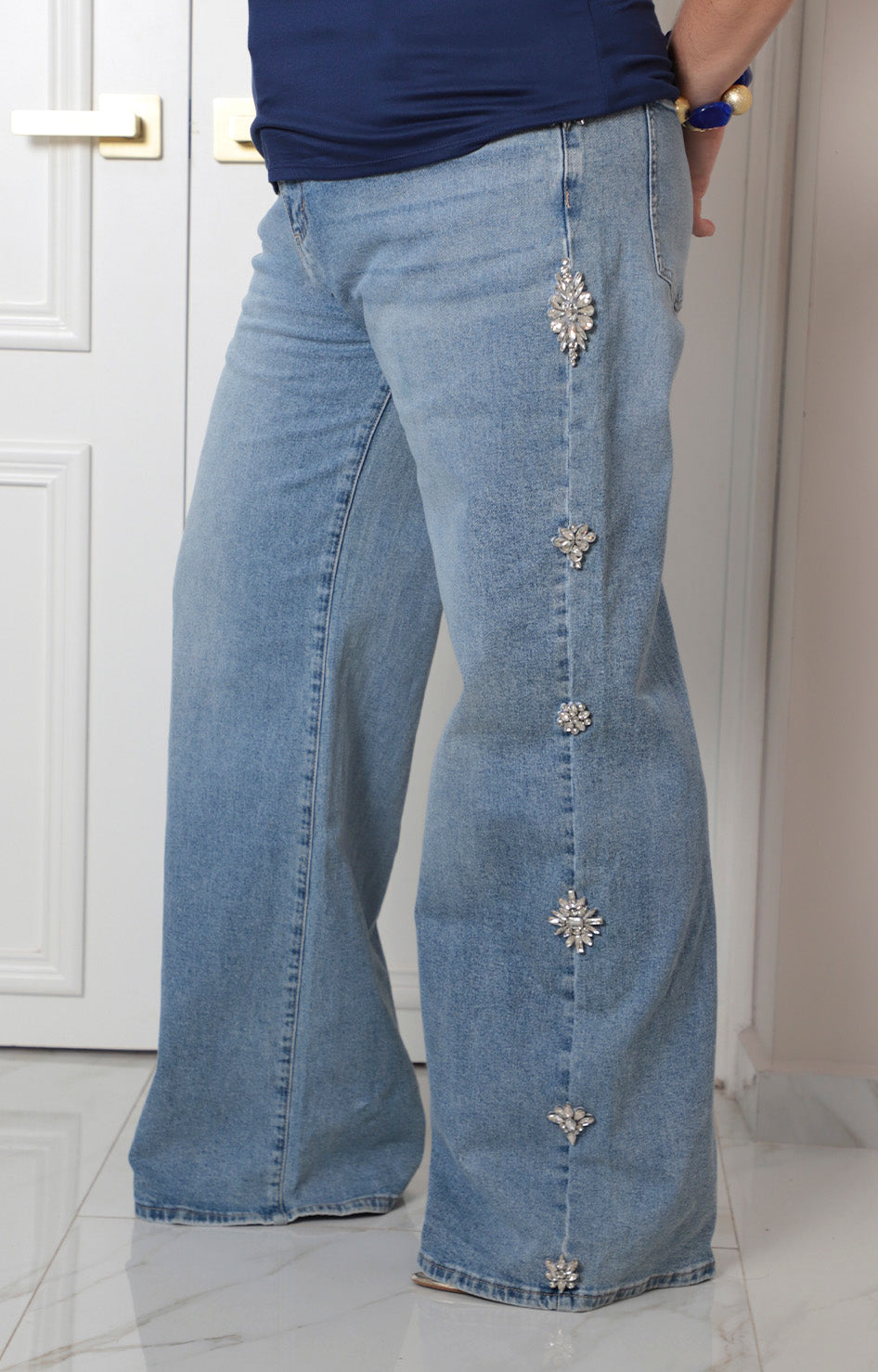 Pantalón de mezclilla con aplicaciones