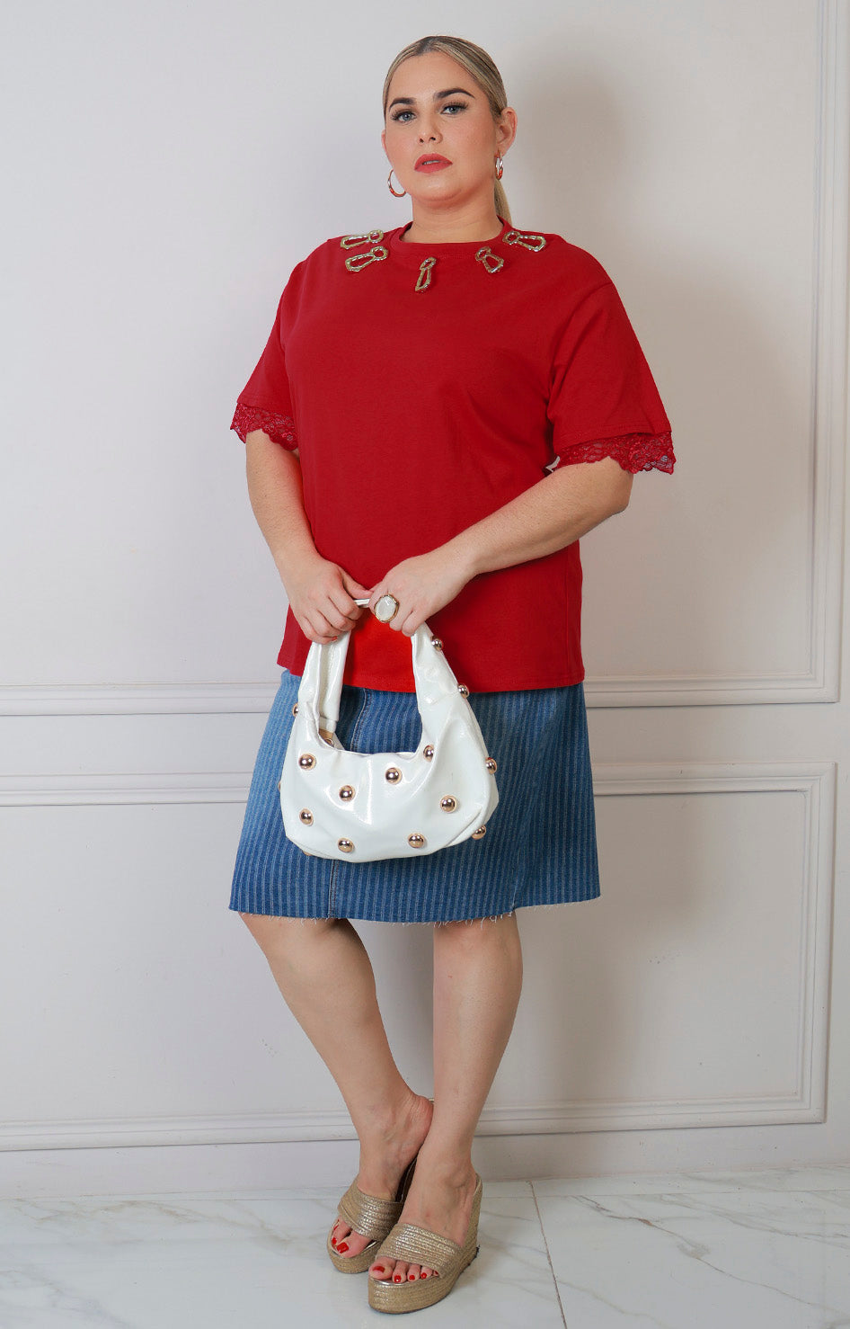 Blusa curveada Boutiquemirel con detalles dorados y encaje en las mangas, diseño elegante y femenino.