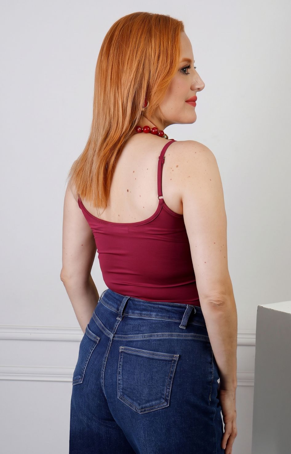 Blusa de tirantes básica de la marca Boutiquemirel, blusa regular en color neutro, vista frontal en tela ligera y cómoda.