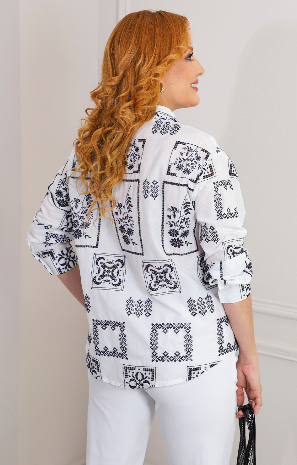 Blusa camisera con estampado de mosaico y aplicaciones