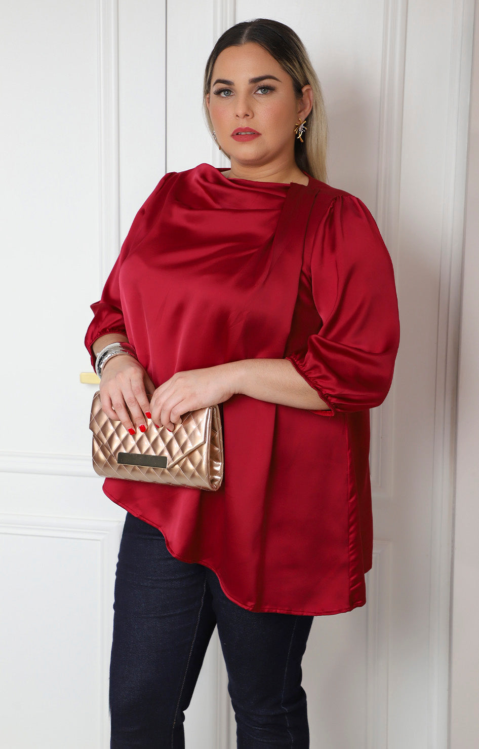 Blusa satinada con drapeado frontal y mangas globo