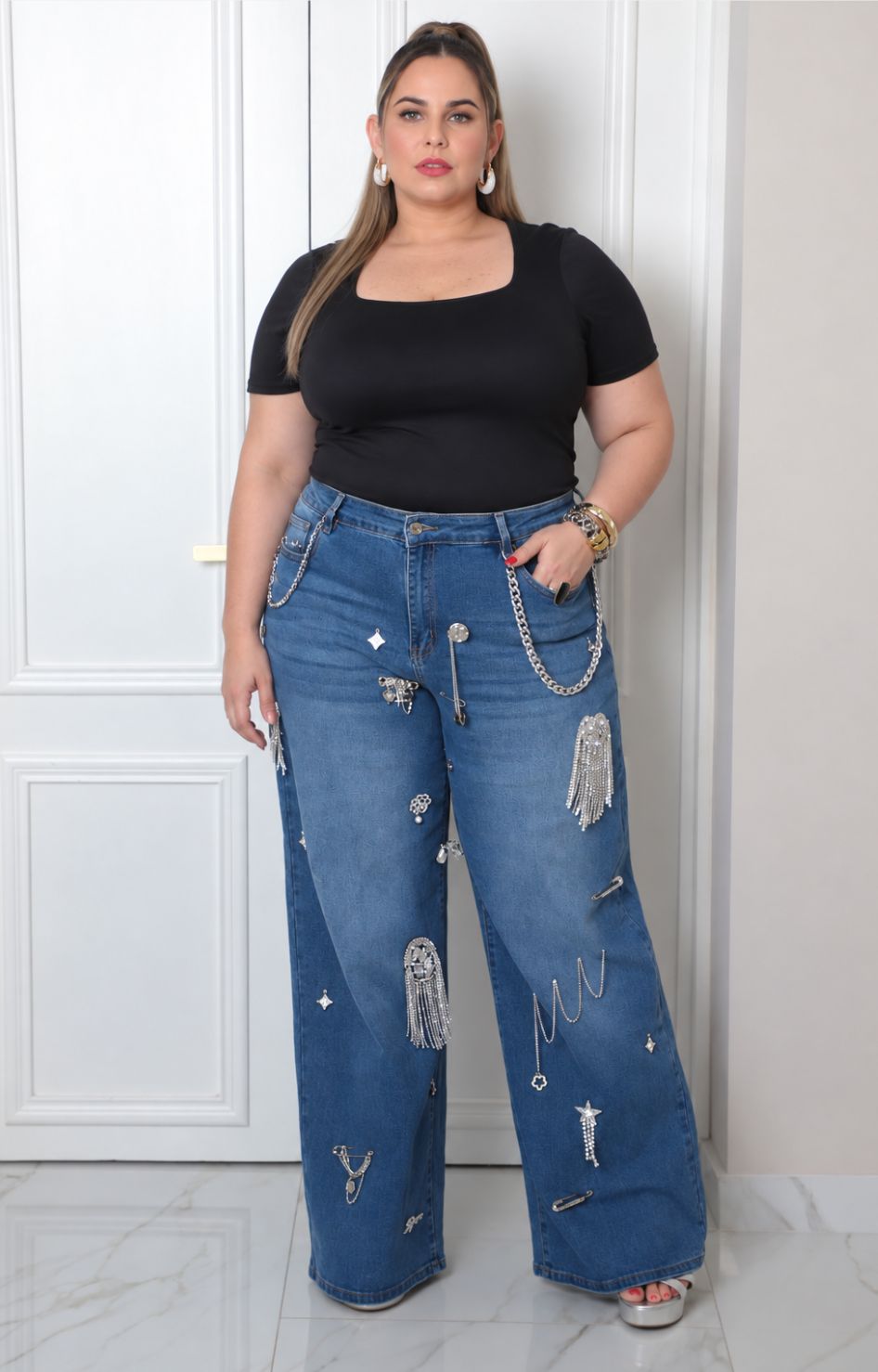 Pantalón denim con aplicaciones metálicas