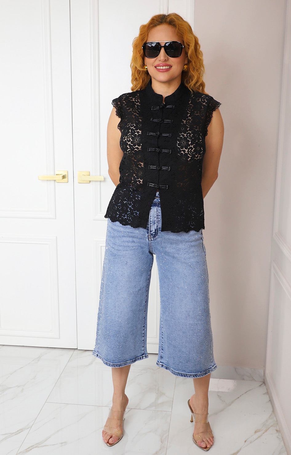 Blusa de encaje con broches orientales