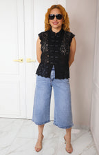 Blusa de encaje con broches orientales