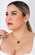 Collar fino con dije de trébol de piedra natural