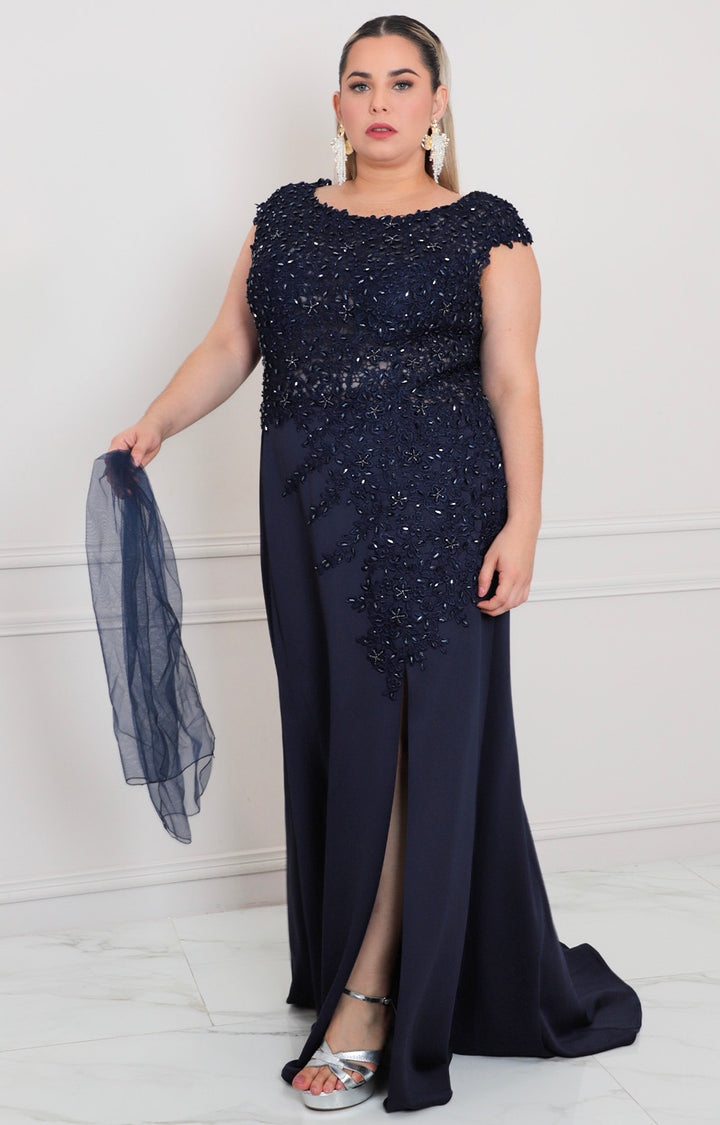 Vestido con pedrería y apertura