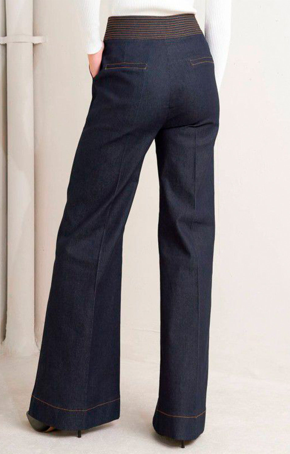 Pantalón de mezclilla azul obscuro