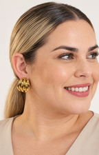 Aretes dorados tipo domo acanalado
