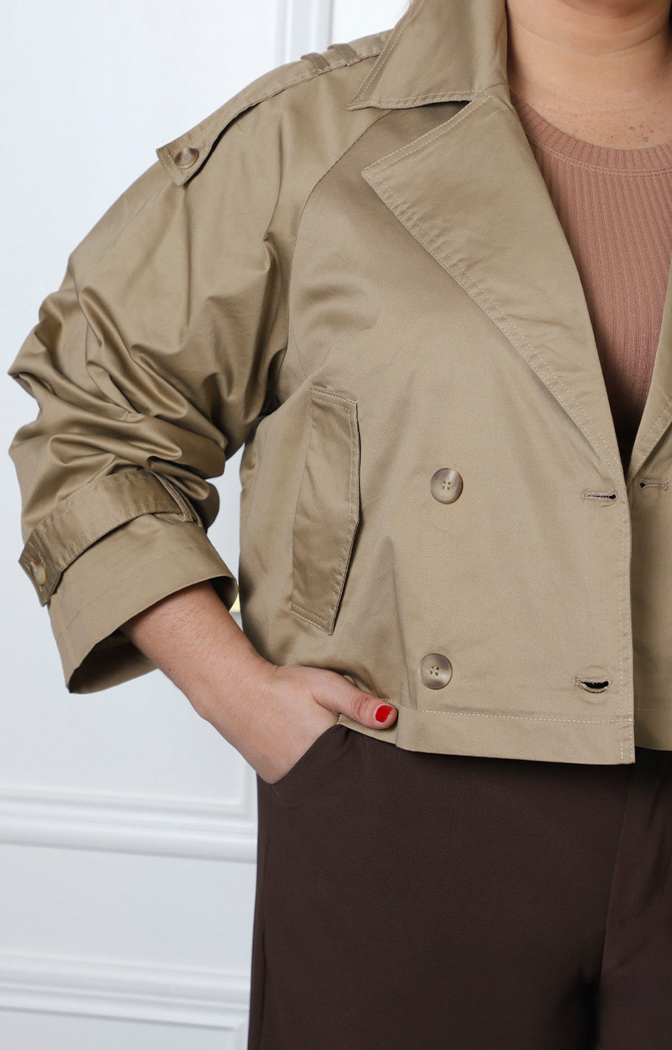 Chamarra beige corta de doble botonadura