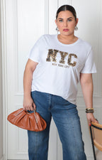 Blusa blanca NYC de Boutiquemirel con estampado animal print, diseño curvy y mangas cortas
