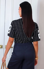 Blusa de rayas y aplicaciones de brillo