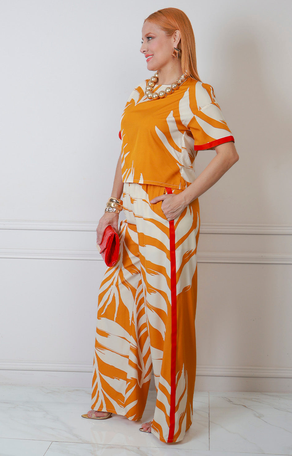 Conjunto regular Boutiquemirel estampado de hojas con detalles rojos