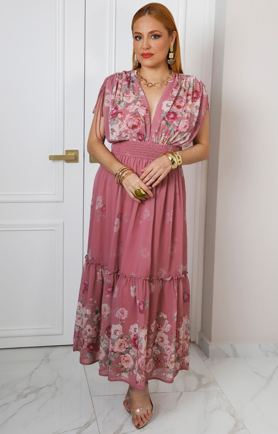 Vestido rosa floral con escote en V