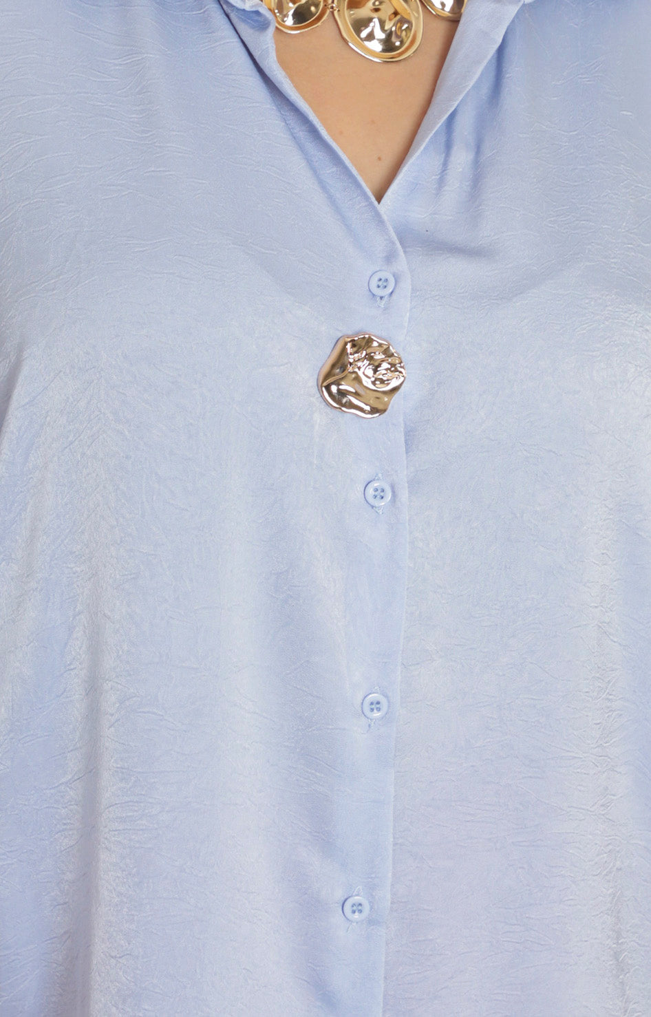 Blusa satinada con botón dorado