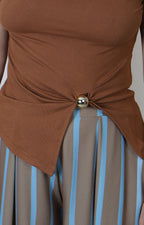 Blusa con nudo lateral y detalle dorado