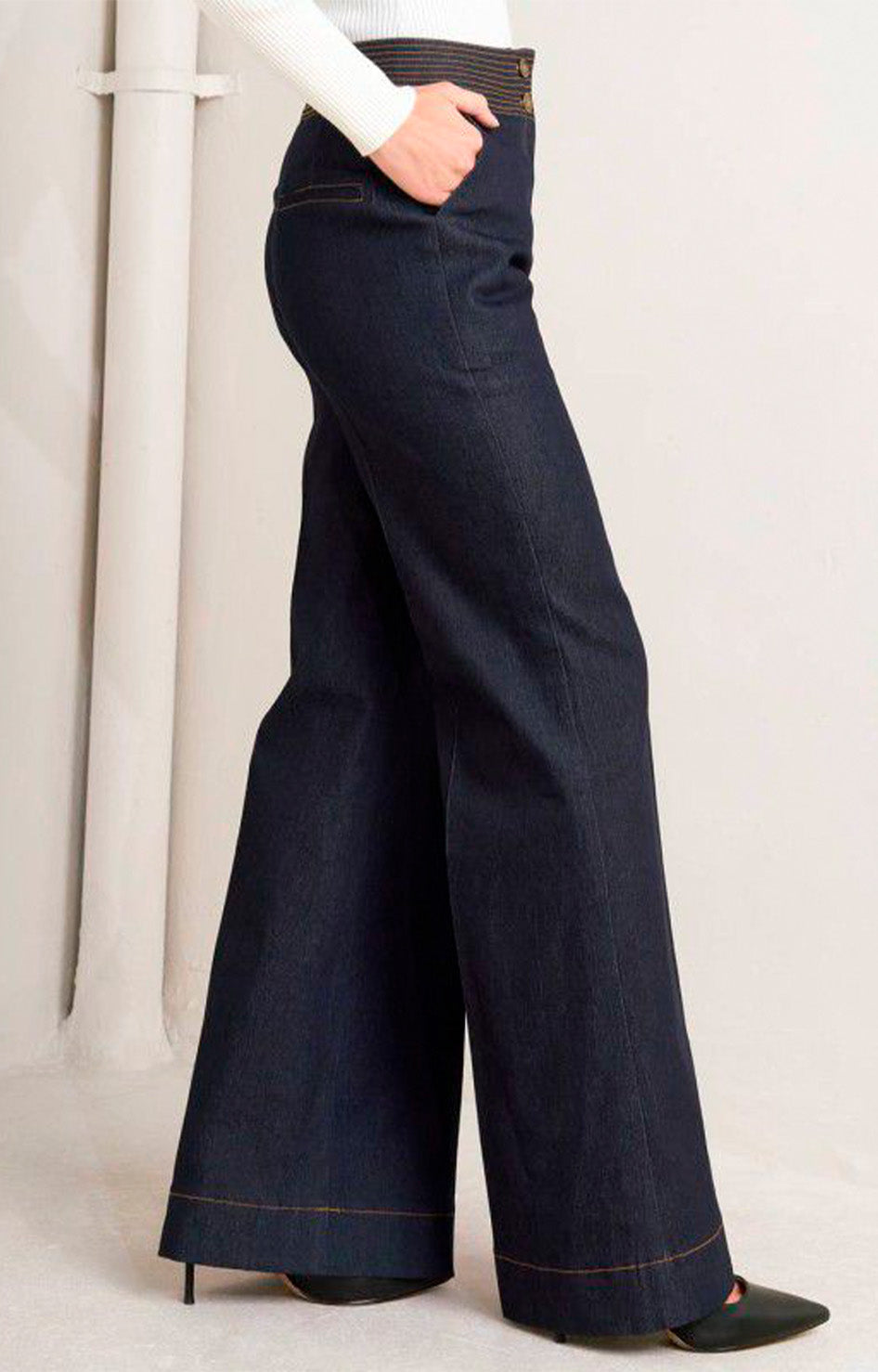 Pantalón de mezclilla azul obscuro