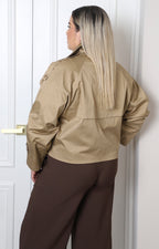 Chamarra beige corta de doble botonadura