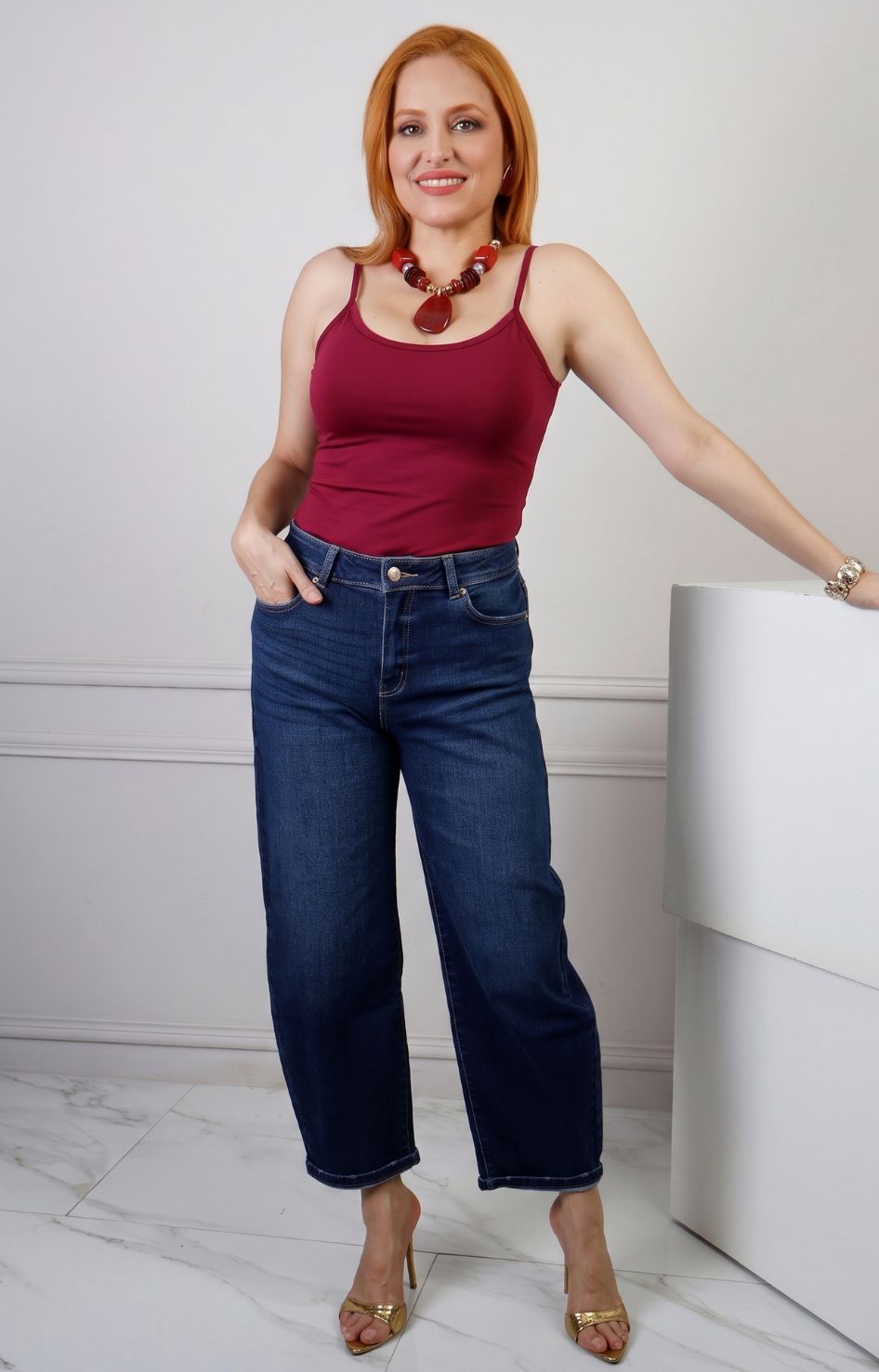 Blusa de tirantes básica de la marca Boutiquemirel, camiseta de tirantes regular para mujer, vista frontal en color neutro
