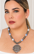 Collar JOIA de plata, diseño elegante y minimalista, mostrado sobre fondo blanco