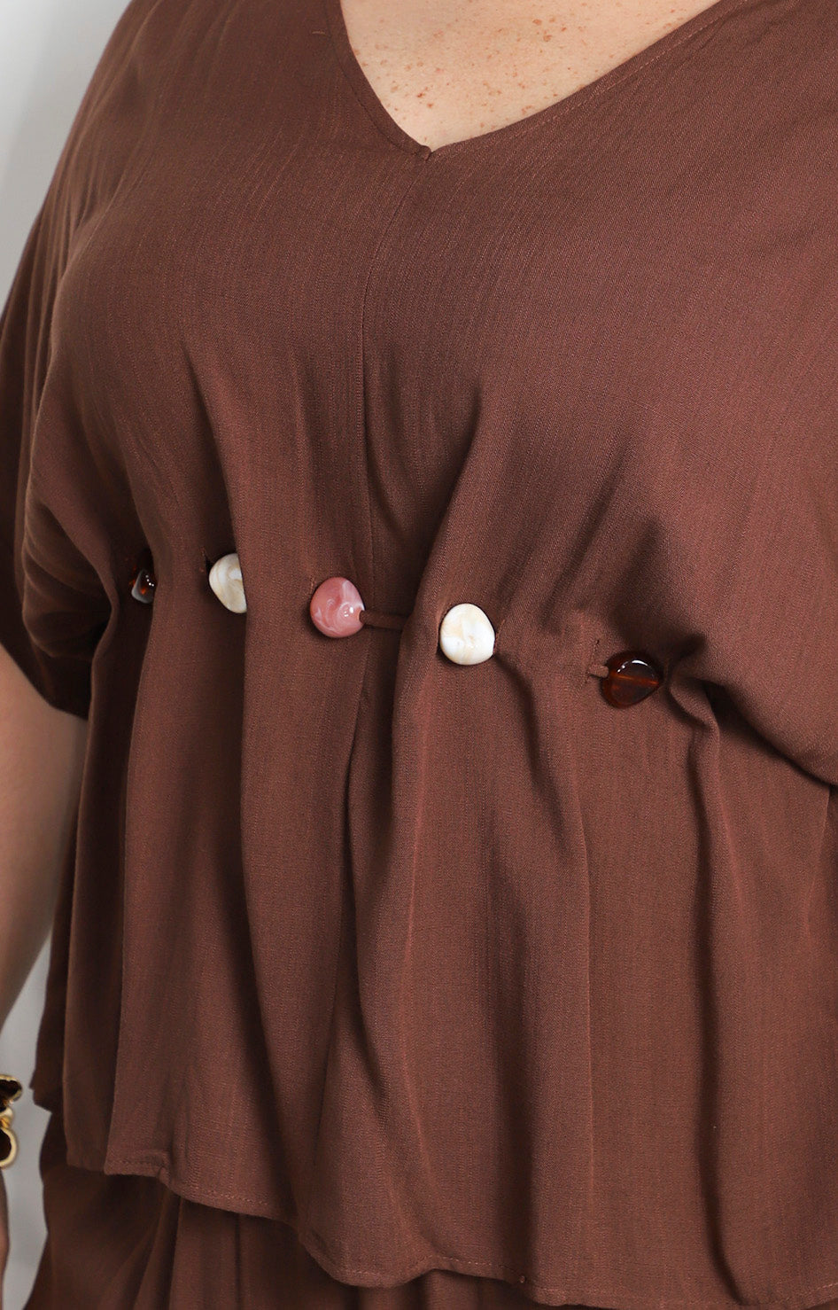 Conjunto Curvy Boutiquemirel con botones decorativos, vestido ajustado y detalles elegantes en color neutro.