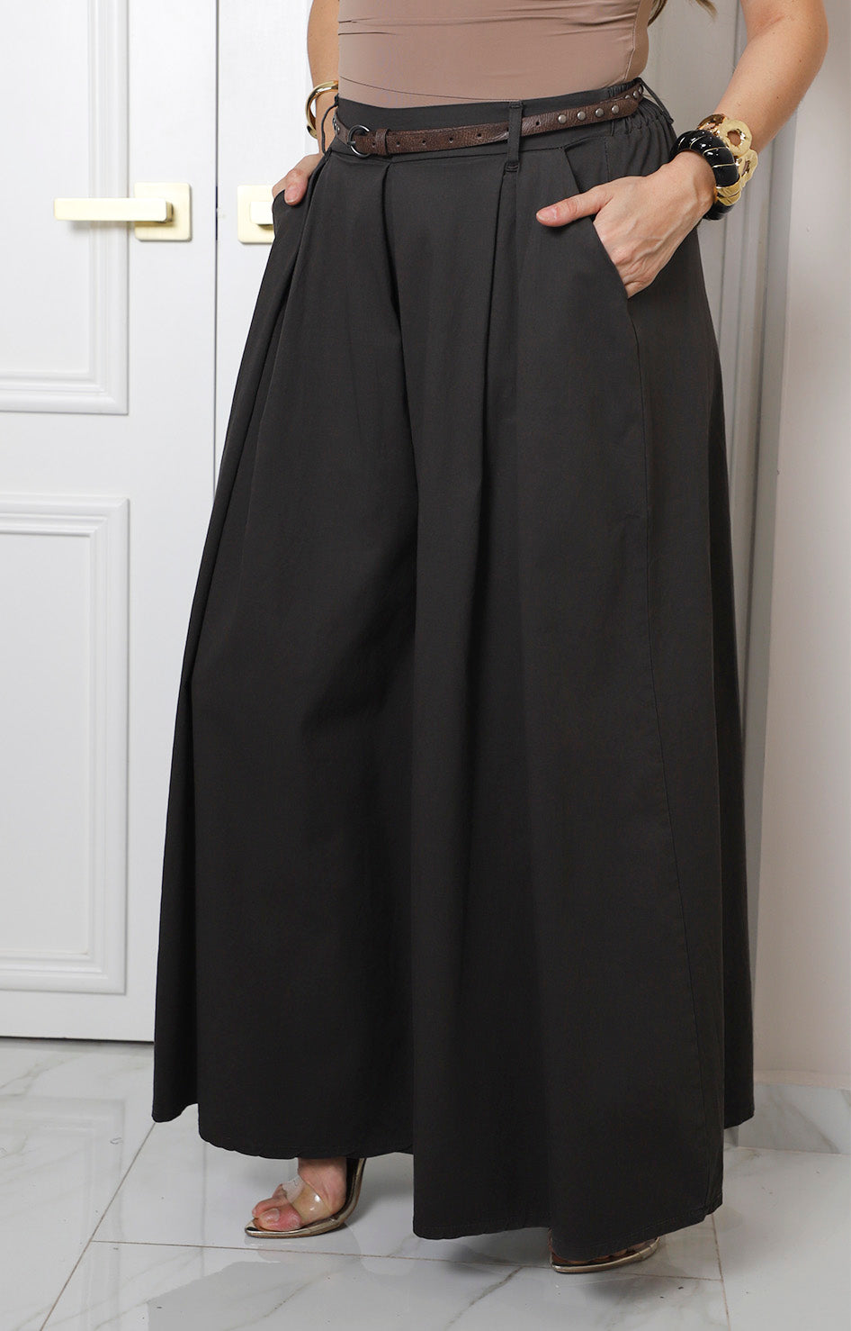Pantalón café con pinzas y cinturón