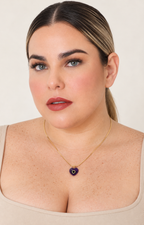 Collar fino con dije de corazón de piedra natural