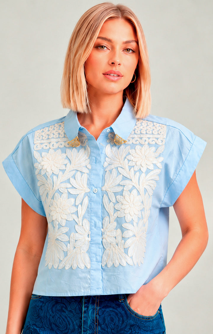 Blusa azul con detalle bordado