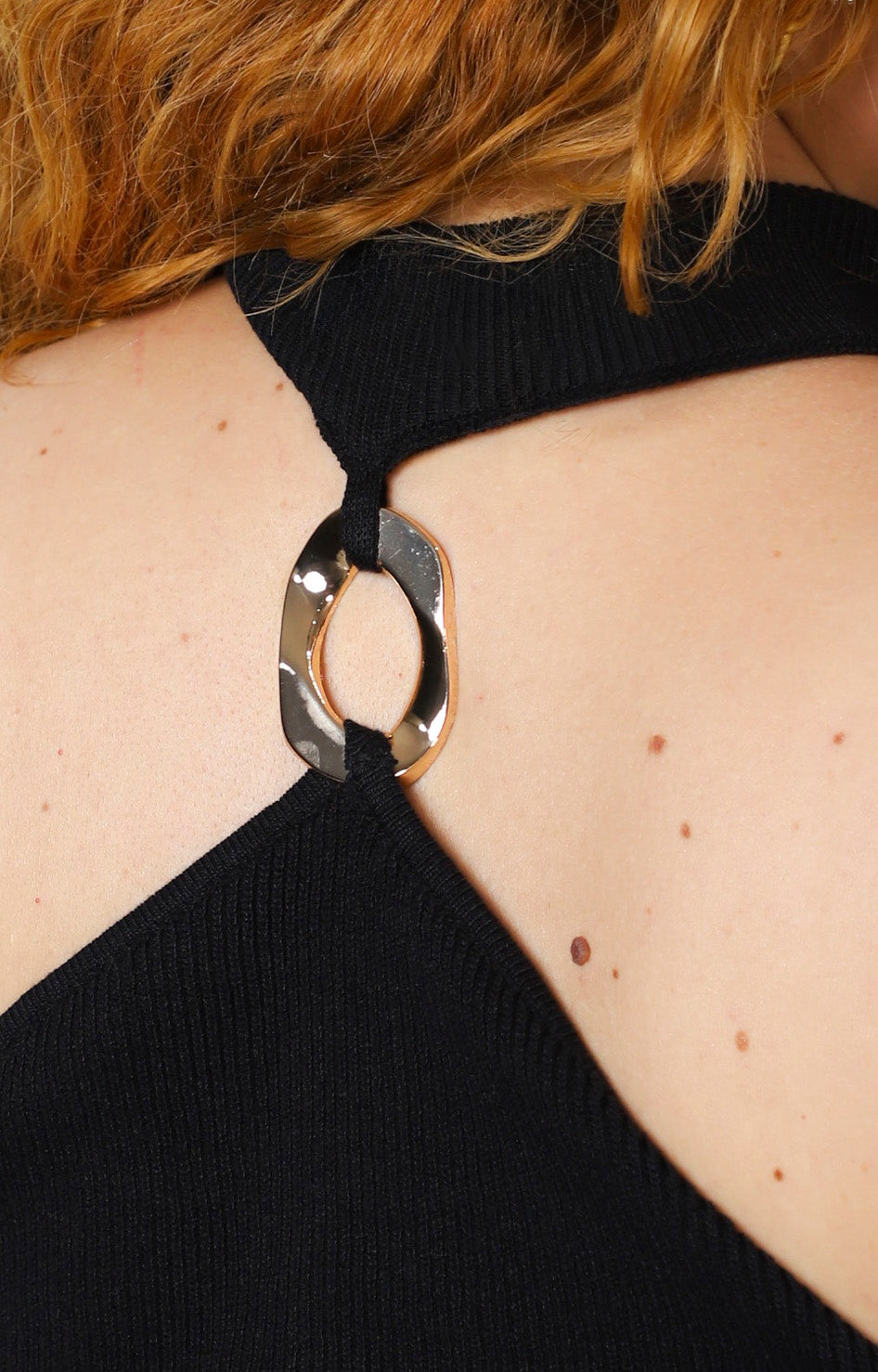 Blusa halter negra con detalle dorado