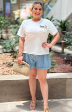 Blusa curvy de la marca Roman con bolsillo en el frente, color sólido y diseño elegante, vista frontal.