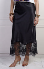 Falda larga regular de encaje de la marca Boutiquemirel, con detalles elegantes y diseño fluido en color neutro.