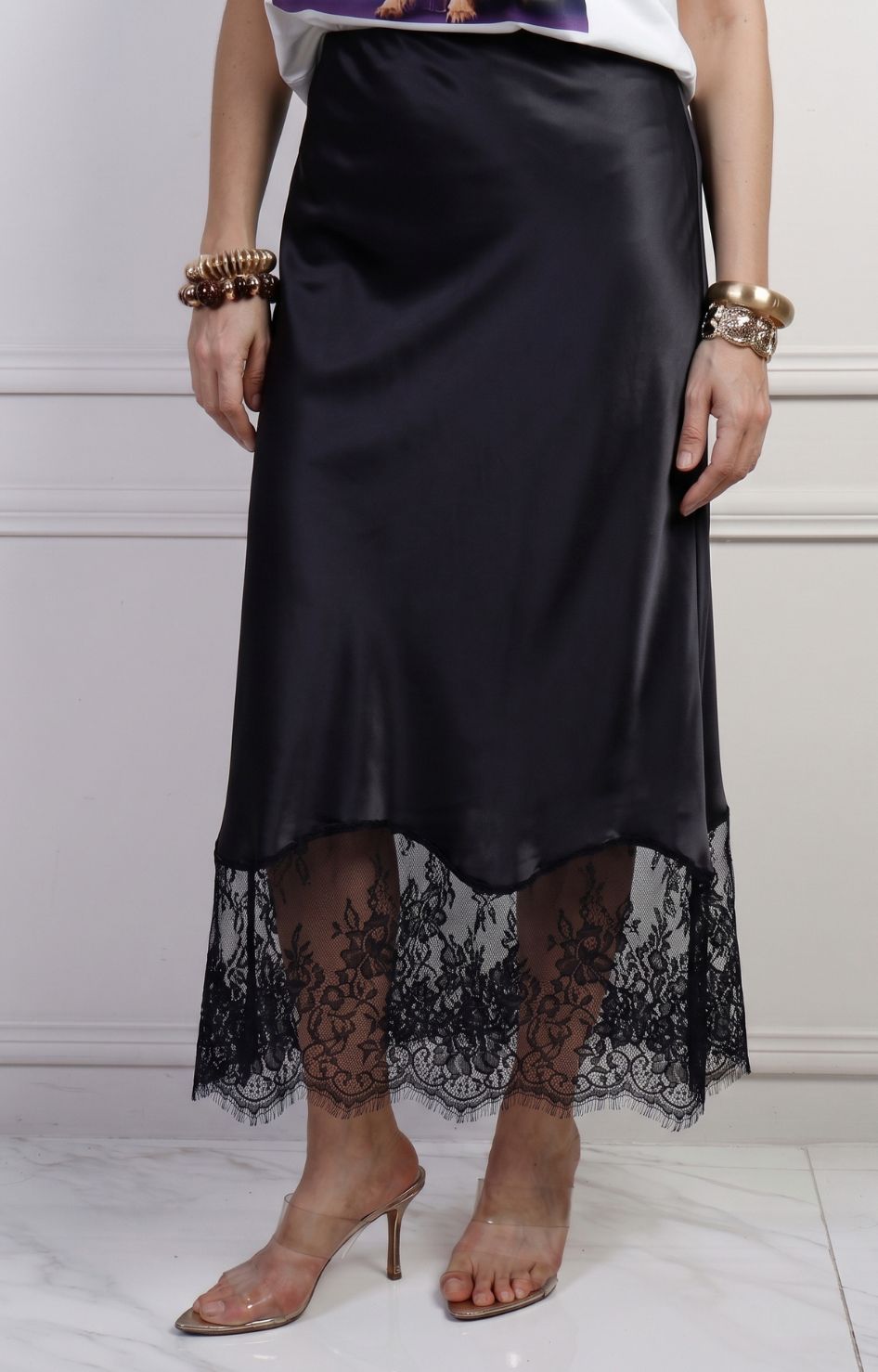 Falda larga regular de encaje de la marca Boutiquemirel, con detalles elegantes y diseño fluido en color neutro.