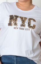 Blusa blanca NYC curvy de Boutiquemirel con estampado animal print delantero
