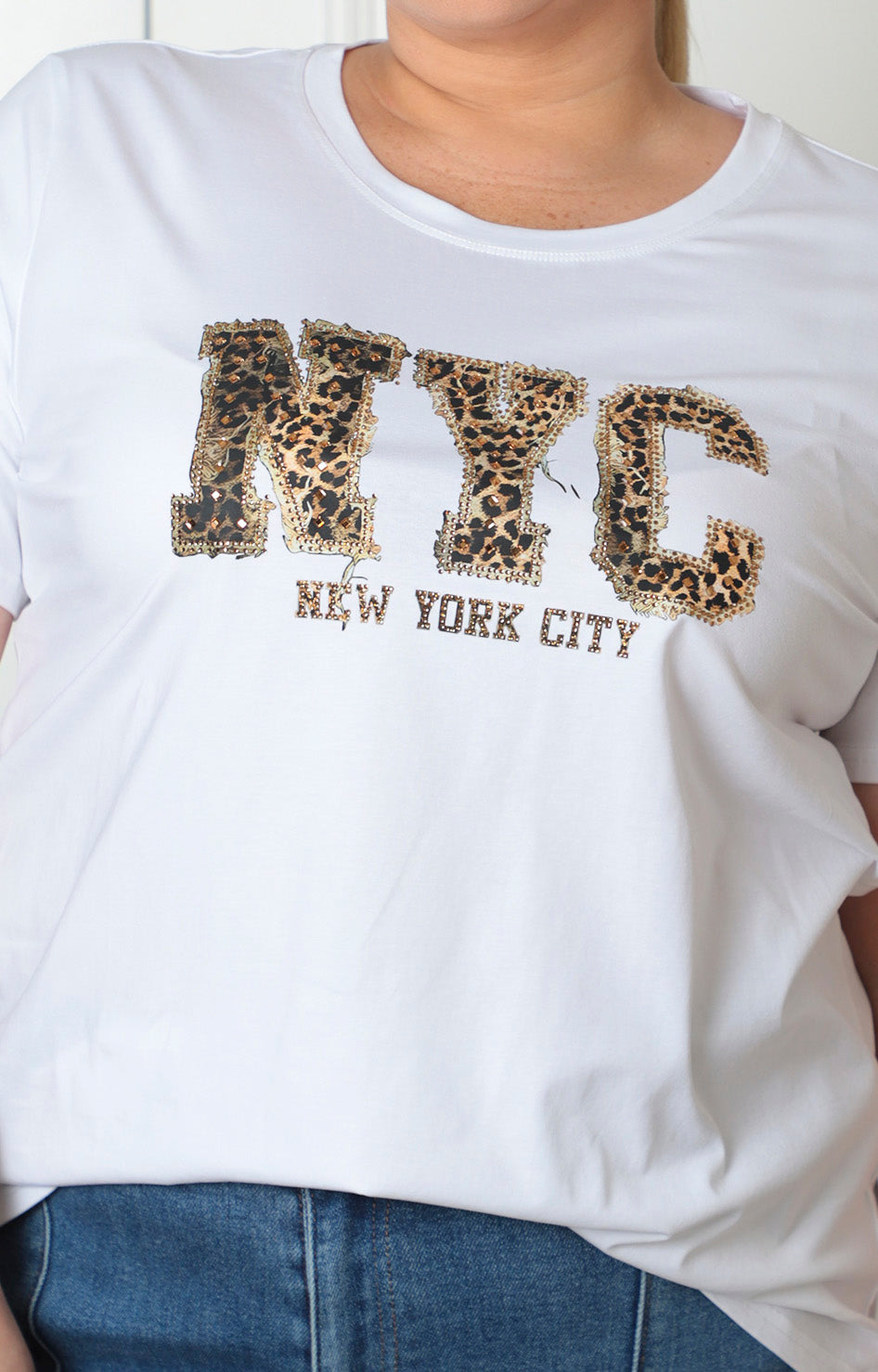 Blusa blanca NYC curvy de Boutiquemirel con estampado animal print delantero