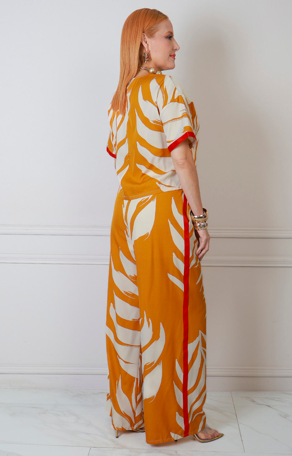 Conjunto regular Boutiquemirel estampado de hojas con detalles rojos