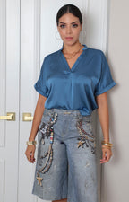Blusa azul satinada con escote en V