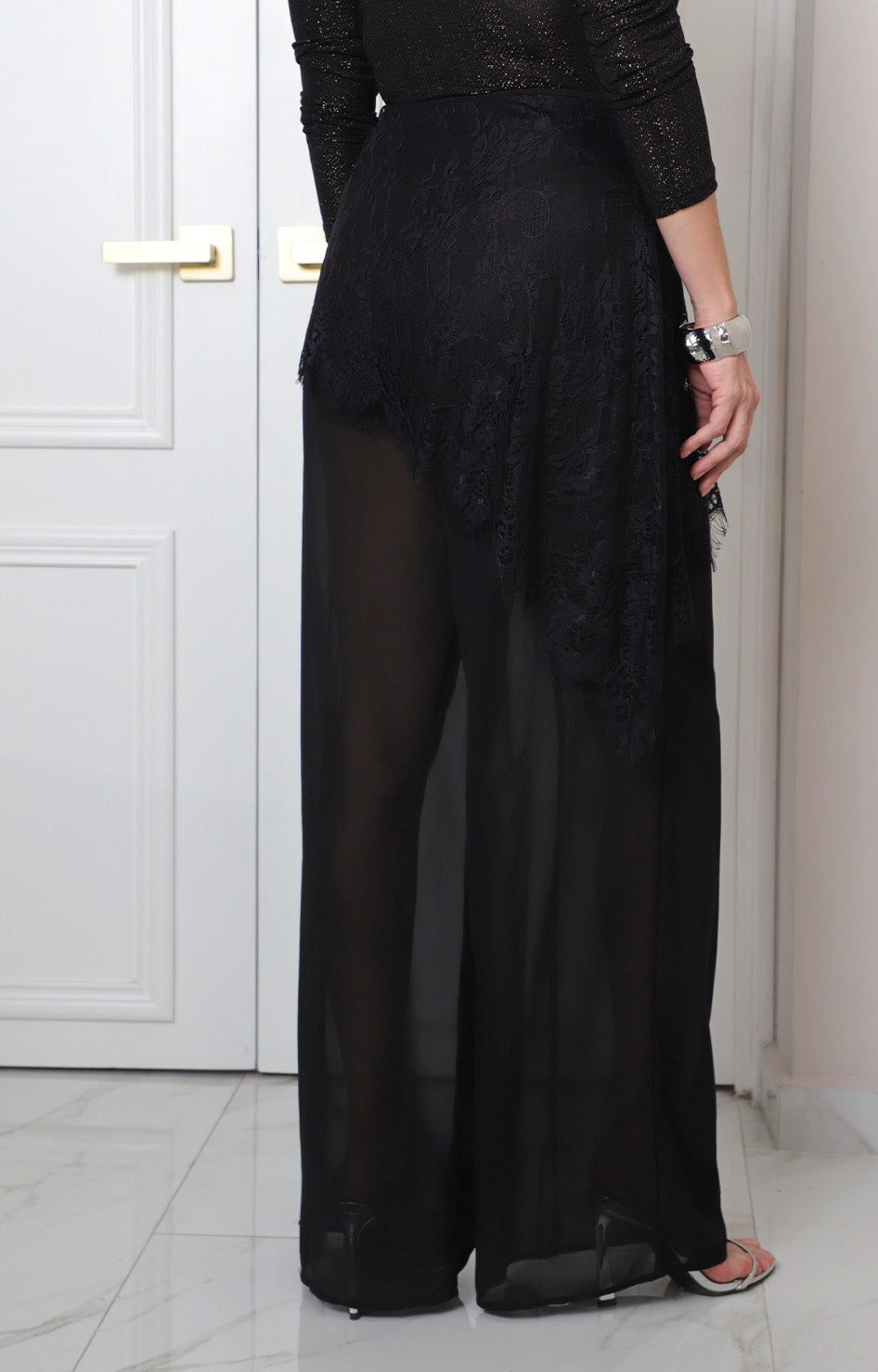 Pantalón negro de encaje con pierna ancha