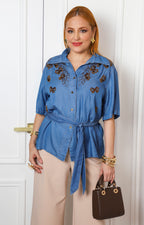 Blusa de mezclilla con mariposas bordadas