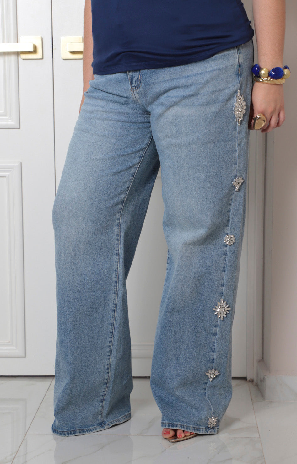 Pantalón de mezclilla con aplicaciones