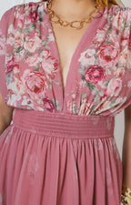 Vestido rosa floral con escote en V