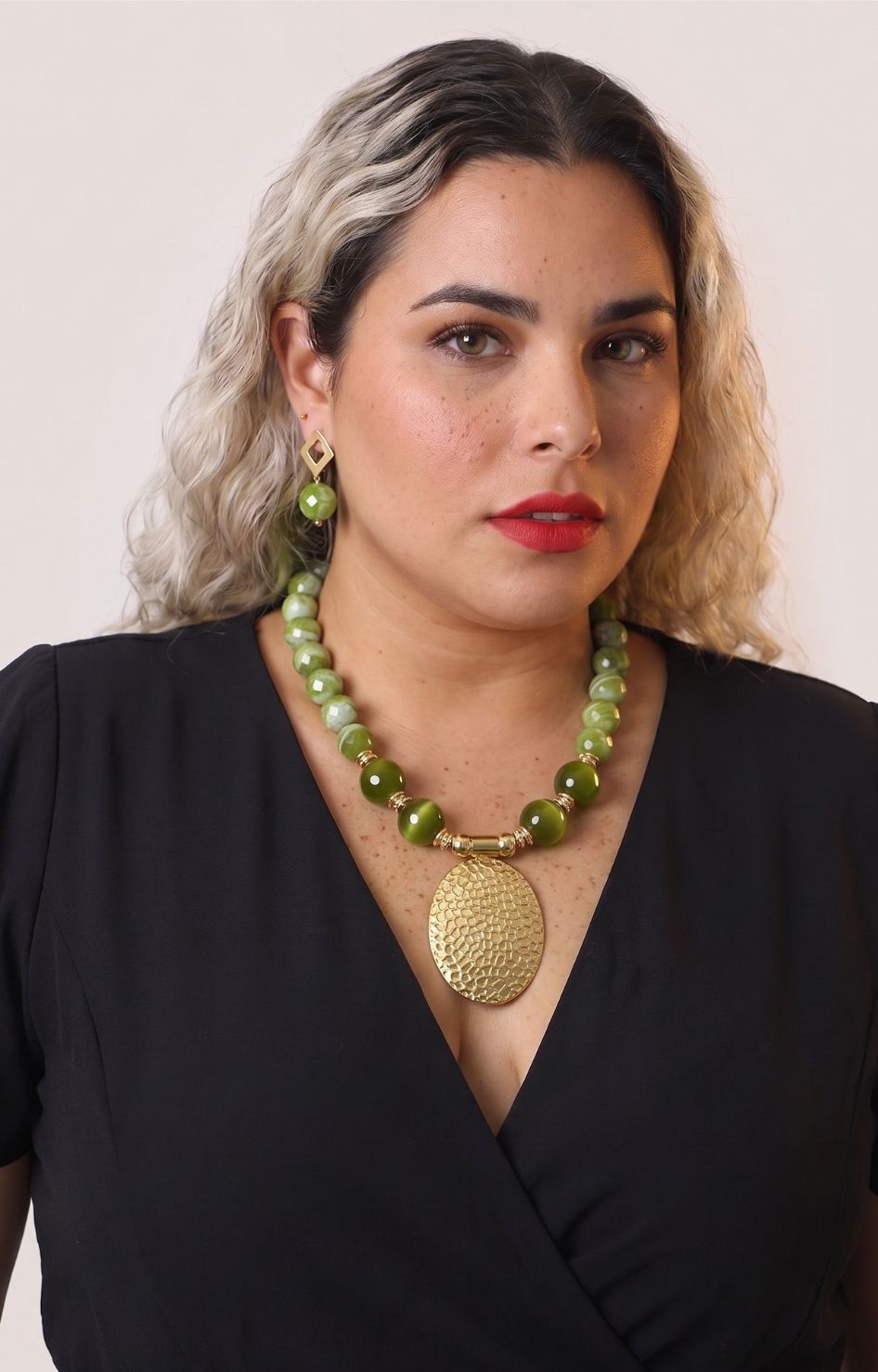 Set de collar con dije ovalado y aretes